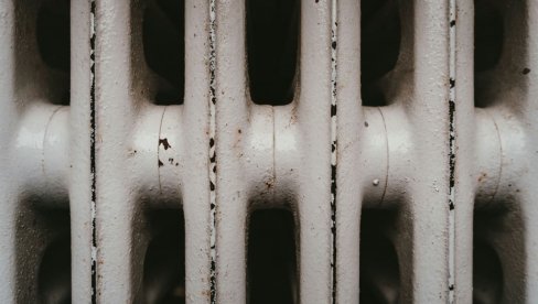 ZAŠTO VAM JE POLA RADIJATORA HLADNO? Jedan potez i grejaće kao lud