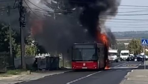 GORI AUTOBUS, CRNI DIM KULJA U NEBO: Stravični prizori u Železniku (VIDEO)