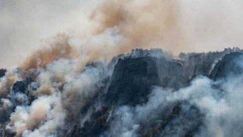 ПОЖАР НА ВИДЛИЧУ СЕ НЕ СМИРУЈЕ, ДРАМАТИЧНЕ СЦЕНЕ: Ватрена стихија прети кућама, два града прогласила ванредну ситуацију (ФОТО)