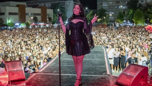 СТИЛ САЊЕ ВУЧИЋ ОСТАВЉА БЕЗ ТЕКСТА: Од денсерке до рок принцезе у црној венчаници (ФОТО)
