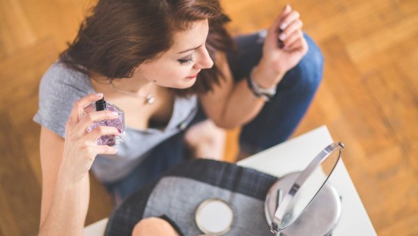 НОСИТЕ ИСТИ ПАРФЕМ СВАКИ ДАН? Ево зашто не би требало