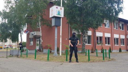 DRAMA NA SEVERU KOSOVA: Do zuba naoružani Kurtijevi policajci prave haos - krenuli u konačni obračun sa Srbima