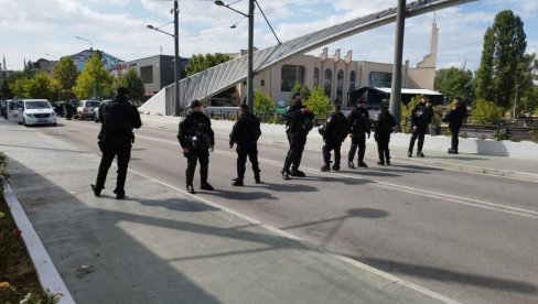 (ФОТО) НАПЕТО НА СЕВЕРУ КИМ: Кфор додатно појачао снаге, чешки припадници направили кордон, ту су и оклопна возила