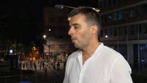 САВО МАНОЈЛОВИЋ ПОЗИВА НА КРВОПРОЛИЋЕ: Иде се ка канцеларији СНС-а!
