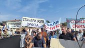 ХВАЛА ВУЧИЋУ! Народ се окупио у великом броју - са транспарентима чекају председника (ФОТО)