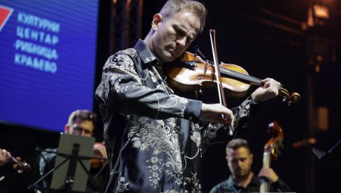 VEČE ZA PAMĆENJE: Koncert Stefana Milenkovića i orkestra Kamerata u Kraljevu