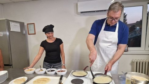 VUČIĆ VOJNICIMA NAPRAVIO PALAČINKE: Što mi dobro stoji kecelja, je l’ da? (VIDEO)