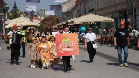 NARANDŽASTI KARAVAN KRENUO IZ KIKINDE“: Maskirana deca pozivaju goste na „Dane ludaje“ (Foto)