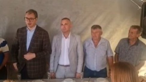 POSEBNO SAM SREĆAN ŠTO JE SA NAMA SUPRUGA MILENKA PAVLOVIĆA: Vučić sa meštanima Gornje Male (VIDEO)