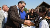 U CELOM OVOM KRAJU PUTEVI SU GLAVNO PITANJE: Predsednik Vučić u Podrinju sa meštanima (FOTO)