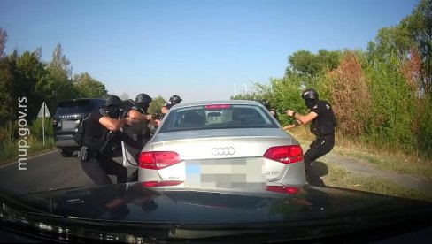 SPECIJALCI UHAPSILI KRIJUMČARE LJUDI KOD SOMBORA: Opkoli audi, pa izleteli sa pištoljima (VIDEO)