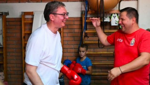 ZNAO SAM JA DA BOKS NIJE SPORT ZA MENE: Vučić kao gost škole boksa u Loznici