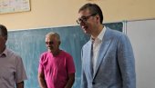 SJAJNE VESTI ZA DECU U SELIMA KOD LOZNICE: Vučić otkrio - Stižu kompjuteri, sala, a uredićemo učionice i napraviti nove toalete (VIDEO)