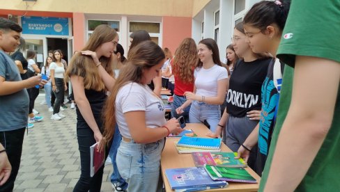 UDŽBENICI PROMENILI VLASNIKE: Uspeo bazar polovnih knjiga u Tehnološkoj školi (FOTO)