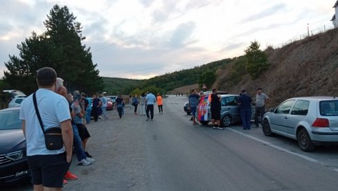 SRBI BLOKIRALI PRELAZE MERDARE, JARINJE I BRNJAK U ZNAK PROTESTA ZBOG TERORA KURTIJA:Tražimo povlačenje policije sa severa KiM