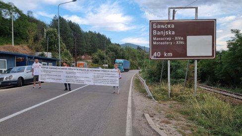 POČELA BLOKADA PUTA KOD MERDARA I JARINJA: Raširen transparent sa zahtevima