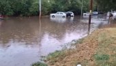 OBILNE KIŠE IZAZVALE HAOS NA BANJICI: Trolejbuske linije obustavljene, vozila zaglavljena u vodi (VIDEO)