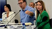 VELIKI, PRAVI ČOVEK, U PRAVO, TEŠKO VREME-VUČIĆ: Transparent koji govori sve (FOTO)