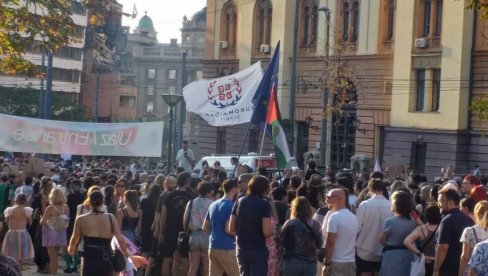 PRVI BLOKADERSKI GEJ PRAJD: Kuma im je iz Đilasove stranke, a zastaju kod kultnog blokaderskog mesta