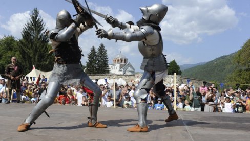 KRAJ SVETINJE OŽIVELI SREDNJI VEK: Podno zidina manastira Studenice održana manifestacija „Maglič fest“