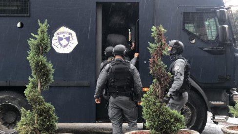 ПОЗНАТО КО ЈЕ СРБИН УХАПШЕН НА МЕРДАРУ! Породици неће да дају да разговара са ањима