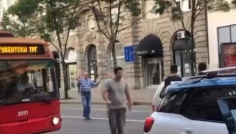 DRAMA NA TERAZIJAMA: Taksista napao tri momka, pa uzeo biber sprej i isprskao jednog od njih (VIDEO)