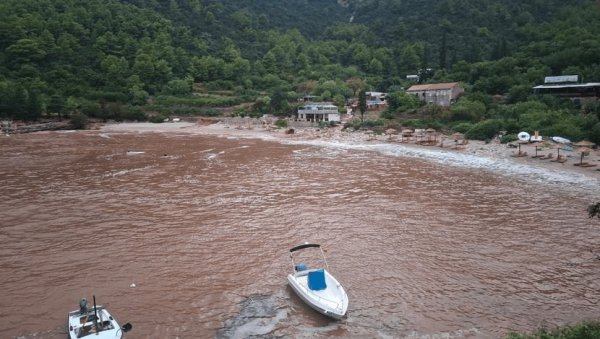 ЗАСТРАШУЈУЋИ СНИМЦИ НЕВРЕМЕНА У ХРВАТСКОЈ: Пијавица стигла до кућа, на снази је упозорење за цео Јадран