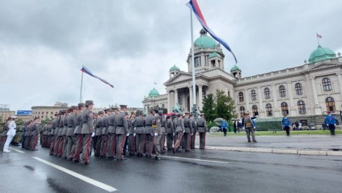 БЕДЕМ НАШЕ ОТАЏБИНЕ, УВЕК УЗ СВОЈ НАРОД: Промоција 177 најмлађих официра Војске Србије