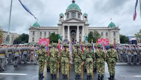 SRBIJA BOGATIJA ZA 177 NAJMLAĐIH OFICIRA: Svečanost završena uz tradicionalno bacanje šapki i naletom aviona MiG-29 (FOTO)