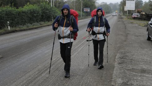 ЗА ТОДОРОВО ЛЕЧЕЊЕ ПЕШАЧЕ ДО СВЕТЕ ГОРЕ: Хуманитарно ходочашће младих Краљевчана до манастира Хиландар (ФОТО)