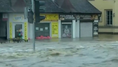 POJAVILI SE POTRESNI SNIMCI IZ POLJSKE: Voda ulicama nosi sve pred sobom, jedna osoba stradala od posledica snažnog nevremena (VIDEO)