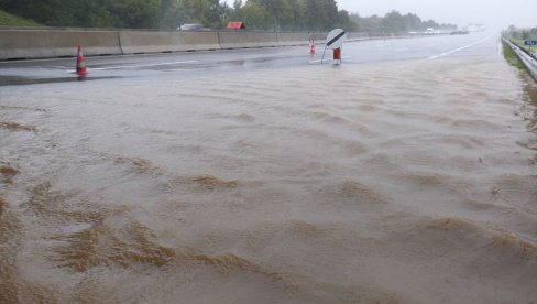 APOKALIPTIČNE SLIKE IZ AUSTRIJE: Hitno zatvoren auto-put, skroz je pod vodom - dramatične slike iz Beča (FOTO)