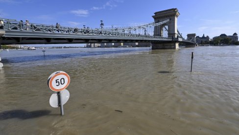 БУДИМПЕШТА И ДАЉЕ ПОД ВОДОМ: Власти издале важно упозорење становницима - Опасност није прошла (ФОТО)