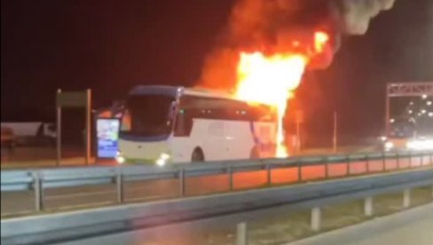 ZAPALIO SE AUTOBUS KOD SURČINA: Vatra guta sve pred sobom, na licu mesta stvaraju se gužve (VIDEO)