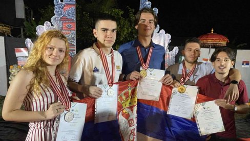 OSVOJILI MEDALJE, PA RAZVILI SRPSKU TROBOJKU NA BALIJU: Gosti Večernjih novosti đaci koji su se proslavili na takmičenju u Indoneziji