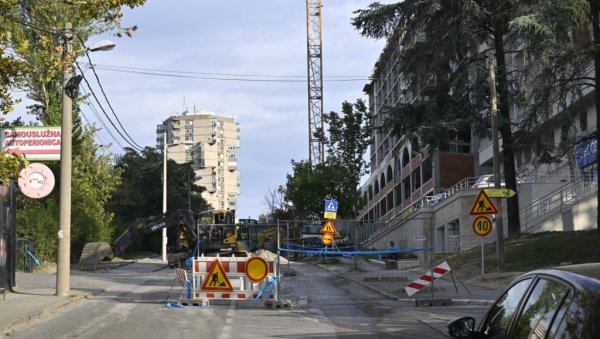 РАДОВИ БЛОКИРАЛИ БОГОСЛОВИЈУ: Због градње канализације у делу улице Драгослава Срејовића код хале Александар Николић стварају се гужве