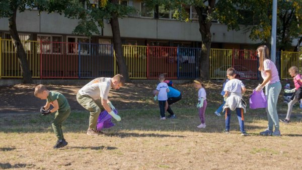 ЧАС ЕКОЛОГИЈЕ КРОЗ ПРАКСУ: Деца и родитељи осмолетке Ратко Митровић чистили у дворишту и околини