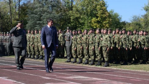 KADETI I VOJNICI STALI U ODVAŽNI I HRABRI STROJ: Održane svečanosti polaganja zakletve