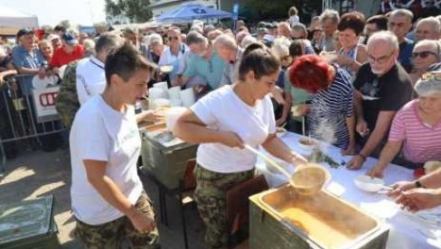 „VOJNIČKA PASULJIJADA“ U VETERNIKU OKUPILA BROJNE POSETIOCE: Manifestacija imala humanitarni karakter