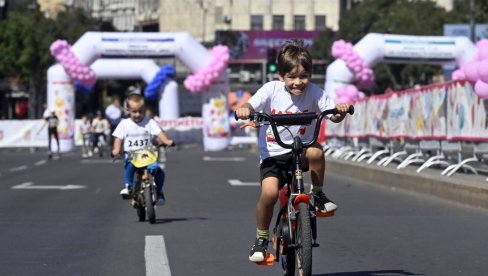 DECA NA TOČKIĆIMA OSVOJILA CENTAR: Na potezu od Londona do Palate Albanija juče održana 25. Beogradska rolerijada plus