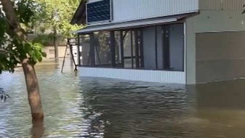 DUNAV POPLAVIO CELO NASELJE U SRBIJI: Može se doći samo čamcem (VIDEO)