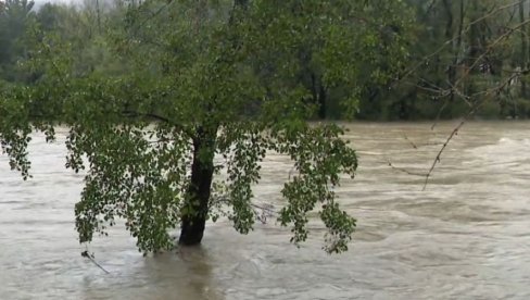 HAOTIČNO U HRVATSKOJ: Izlila se reka Sava, strahuje se da će situacija biti još gora