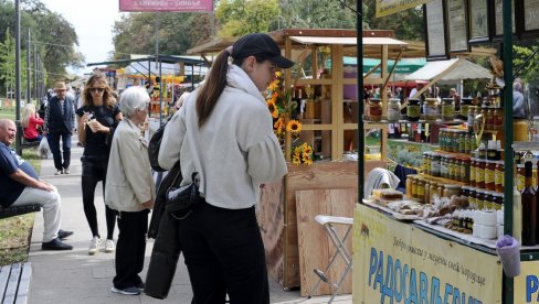 TEGLA MEDA 1.200 DINARA:  U Tašmajdanskom parku otvoren 50. tradicionalni Međunarodni sajam pčelarstva