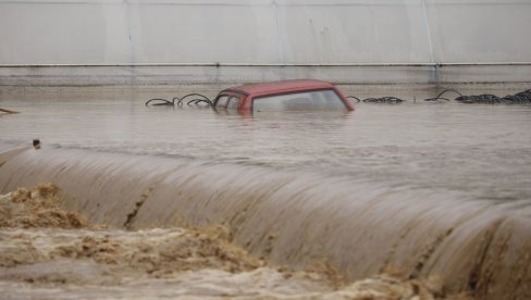 U POPLAVAMA U BiH 20 MRTVIH: Voda ušla u stambene objekte, putevi i automili potpuno pod vodom (FOTO)