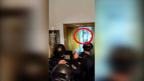 VLADIMIRE, BACI SEKIRU: Pogledajte kako je policija savladala muškarca na Vračaru koji je povredio dve osobe (VIDEO)