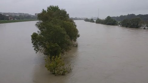 ПАНИКА И У ХРВАТСКОЈ: Поплављене бројне куће, страхује се да најгоре није прошло