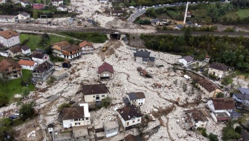 SITUACIJA U BiH I DALJE KRITIČNA: Saobraćaj otvoren samo noću na pojedinim deonicama, klizišta odnela puteve i pruge