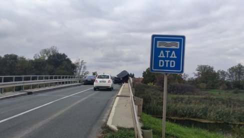 PRETI MU DO 12 GODINA ZATVORA: Vozač koji je izazvao nesreću kod Bačkog Petrovca i pogibiju majke troje dece priveden u tužilaštvo