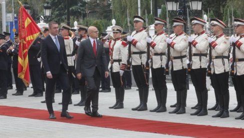 ВУЧЕВИЋ ЗАПОЧЕО ПОСЕТУ СЕВЕРНОЈ МАКЕДОНИЈИ: Српски премијер званично долекан у Скопљу