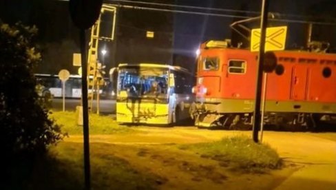 AUTOBUS I LOKOMTIVA SE SUDARILI NA PRUŽNOM PRELAZU U SMEDEREVU: Nema povređenih, pričinjena manja materijalna šteta